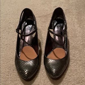 Via Spiga women’s platinum snake heels, size 8.5